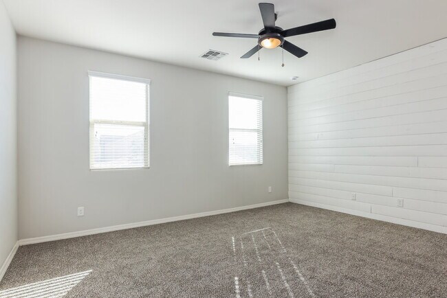 Building Photo - 3710 E Robert St