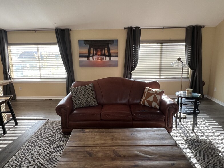 Large living room, beautiful natural light - 15074 Lindark St