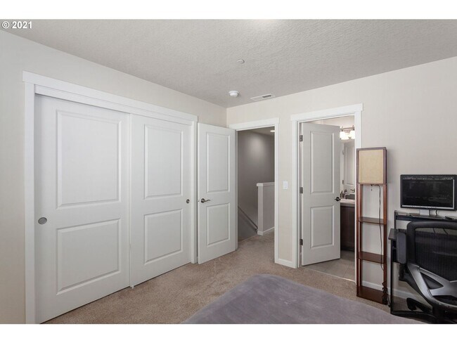 Building Photo - 7989 NE Heiser St