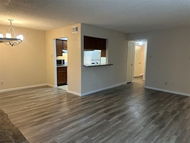 Building Photo - 17401 Red Oak Dr