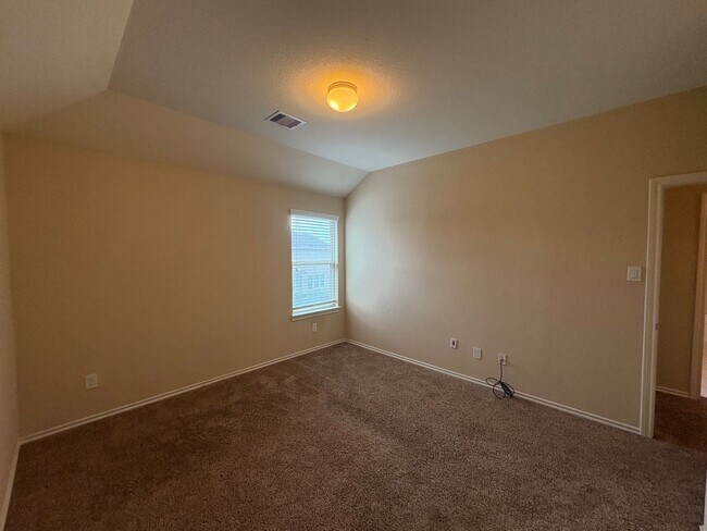 Building Photo - 4B2.5B Warm & Spacious Home in Remington R...