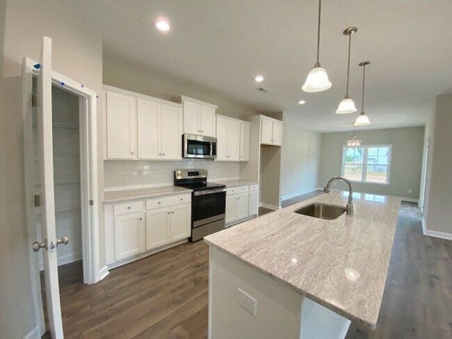 Building Photo - SPACIOUS 4 Bedroom | 2.5 Bathroom in Stone...
