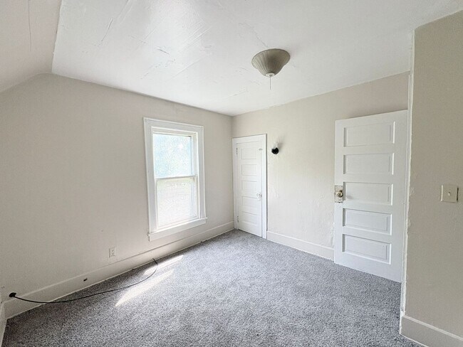 Building Photo - 303 Hillwood Dr