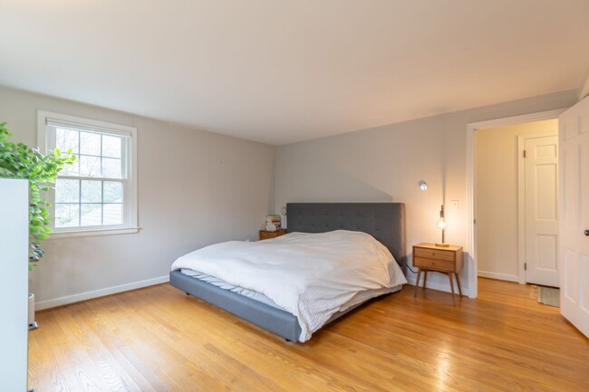Building Photo - Bright and Beautiful 4 Bedroom Colonial