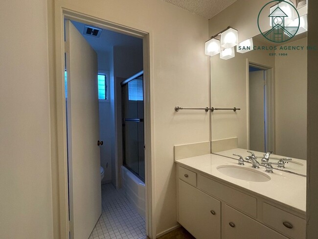 Building Photo - Two Bed Home in Country Club Gate Community