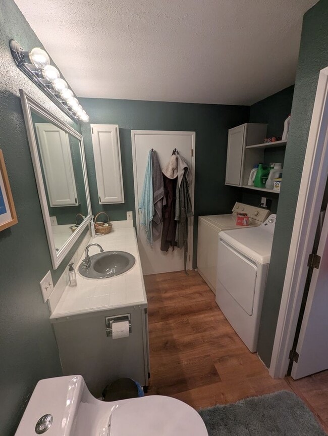 Building Photo - 2 bed/1 bath Crowhill condo on Douglas- Unfurnished