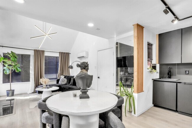 Building Photo - 9821 Walnut St