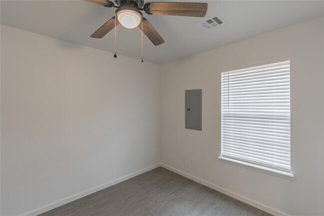 Building Photo - 533 Parkhill Cir