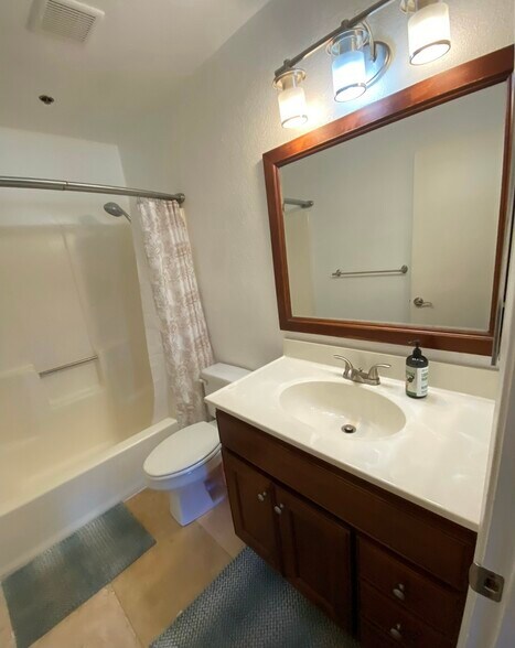 Building Photo - 5649 Lake Park Way