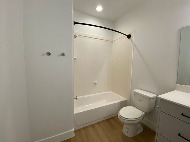 Building Photo - SPACIOUS TOWNHOME AVAILABLE FOR RENT