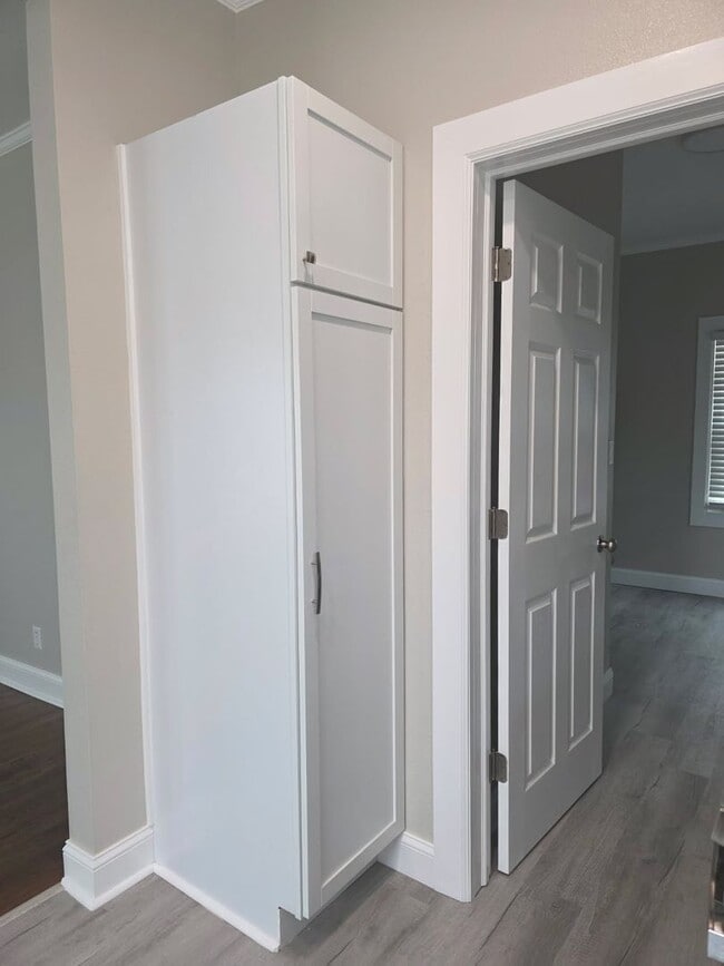 Building Photo - Be the first to lease this Bungalow Beauty!