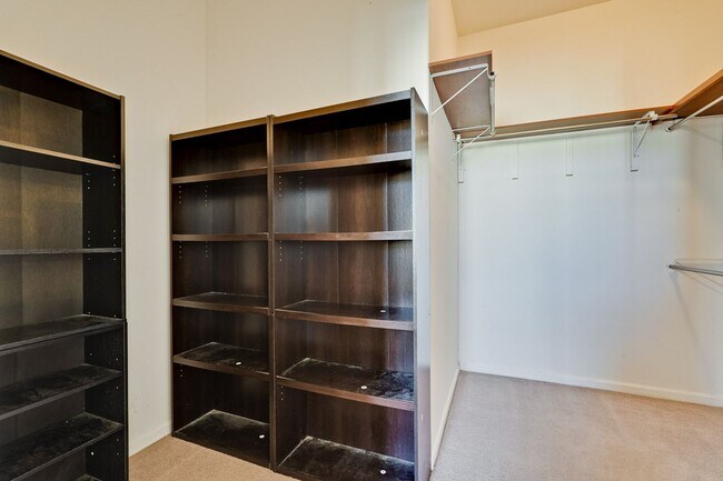 Building Photo - Spacious 3 Bedroom, 2 Bathroom Home with D...