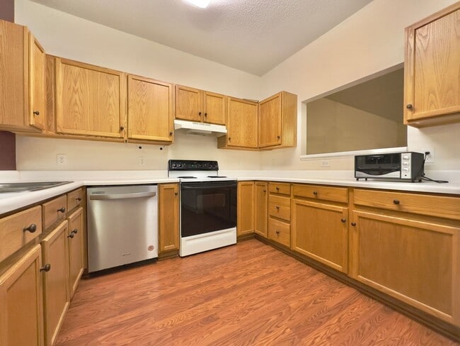 Building Photo - Charming Townhouse in Prime Morrisville Location!