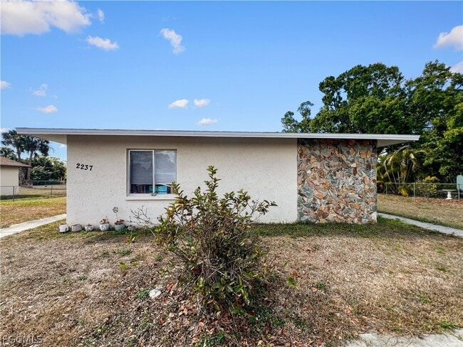 Building Photo - 2239 Iris Way