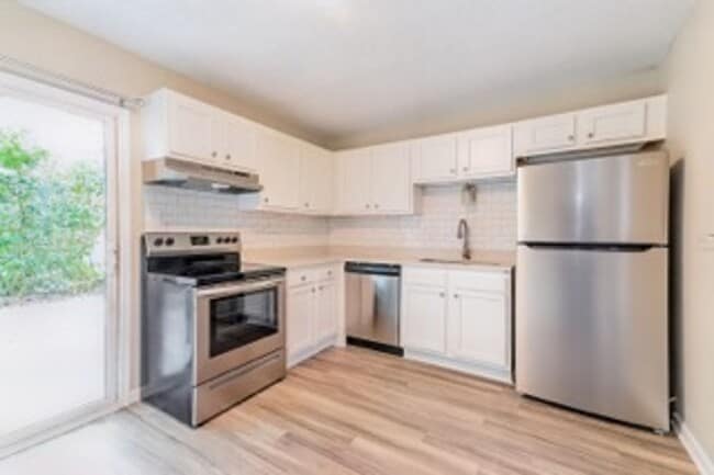 Building Photo - Renovated ~ 2 bedroom / 1.5 Townhome in We...