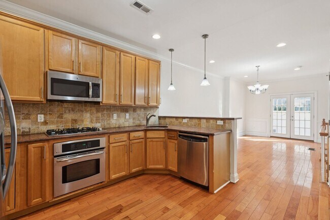 Primary Photo - Beautiful 3 bedroom house with Private bac...
