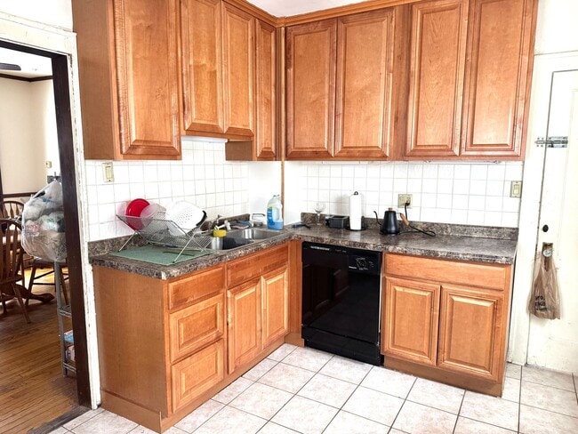 Building Photo - 6BR/2.5BA Prime Location Next to Camp Randall