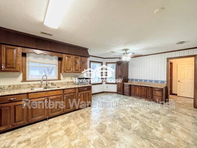 Building Photo - 352 Peace Haven Dr