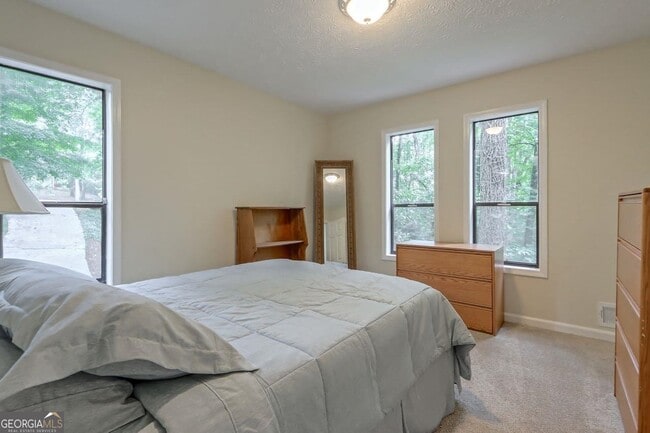 Building Photo - 428 Riverlake Ct