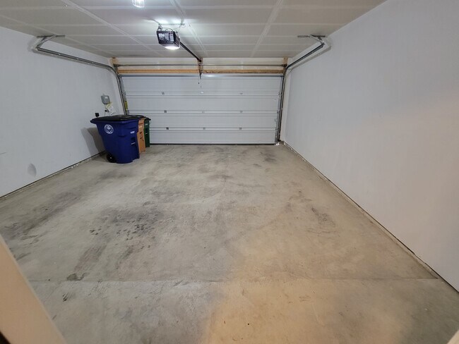 Building Photo - 3200 Crystal Bend Dr
