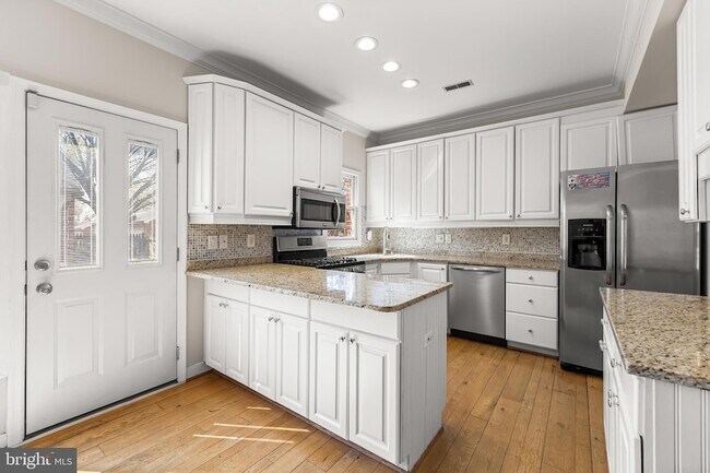 Building Photo - 211 W Hill St