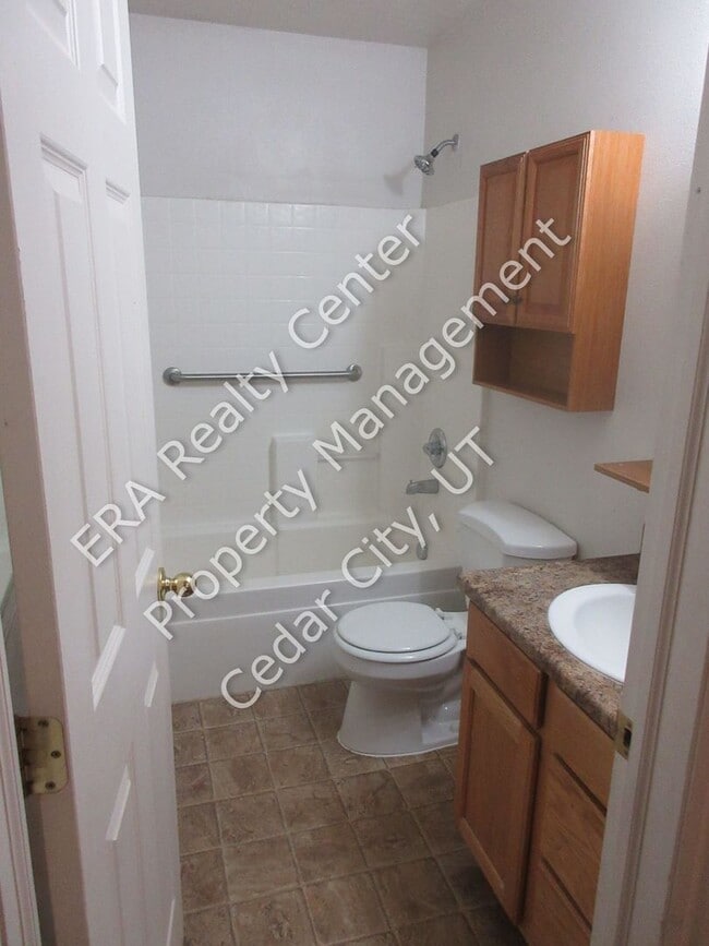 Building Photo - 3 Bedroom, 2 Bathroom Twin Home