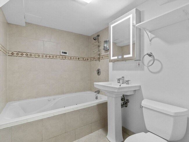 Building Photo - 98 Elm St