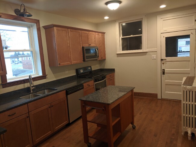 Building Photo - 1430 Maple Ave