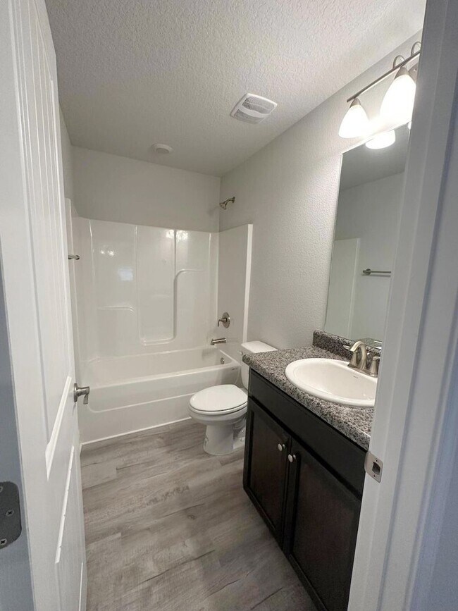 Building Photo - Spacious 5-Bedroom with Community pool in Crestview!