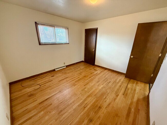 Building Photo - $1,000 off first months rent! Quick Move In! 3 bedroom, 1.5 Bath Home with attached garage in Lov...