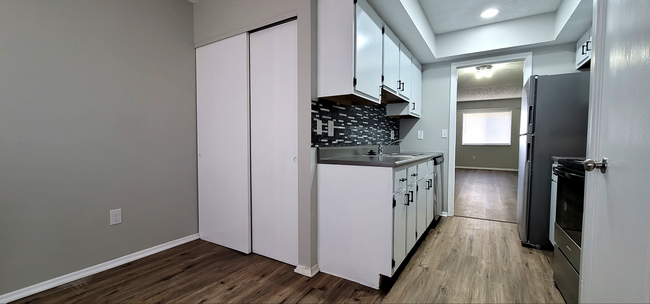 Building Photo - Beautiful 2 bedroom 1.5 bath Condo with at...