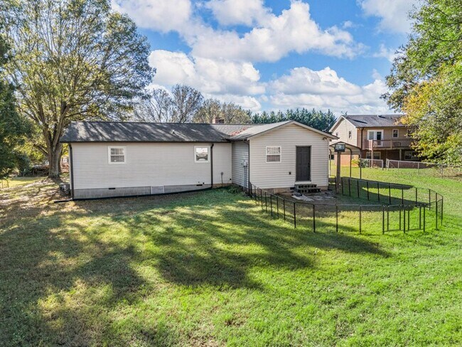 Building Photo - 2-Bedroom Furnished Home with Large Lot in...