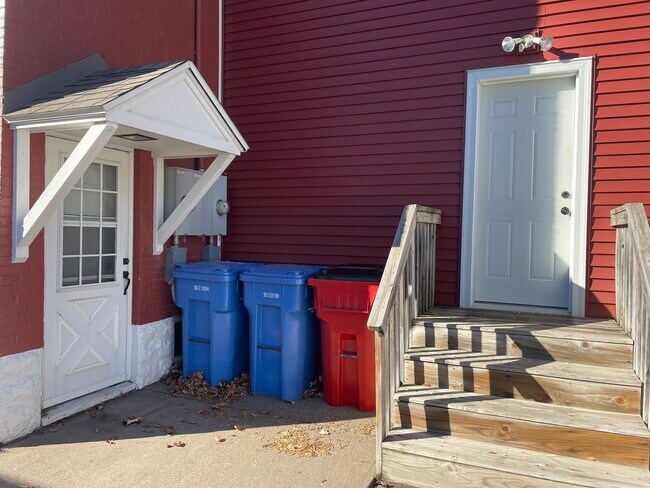 Building Photo - 556 E 5th St