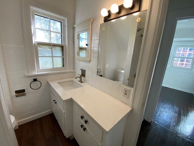 Building Photo - Bright 2BR / 2 Bath Bungalow Near Parks & Transit