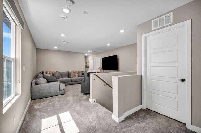 Building Photo - Spacious 5-Bedroom Home with Loft, Pool & Mountain Views