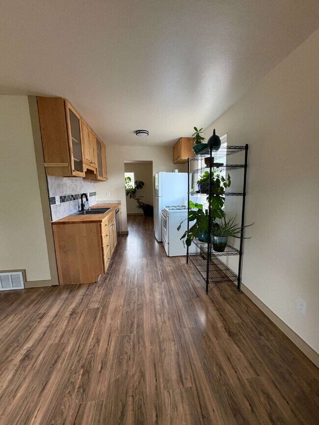 Building Photo - Westside 2 bedroom - Westend
