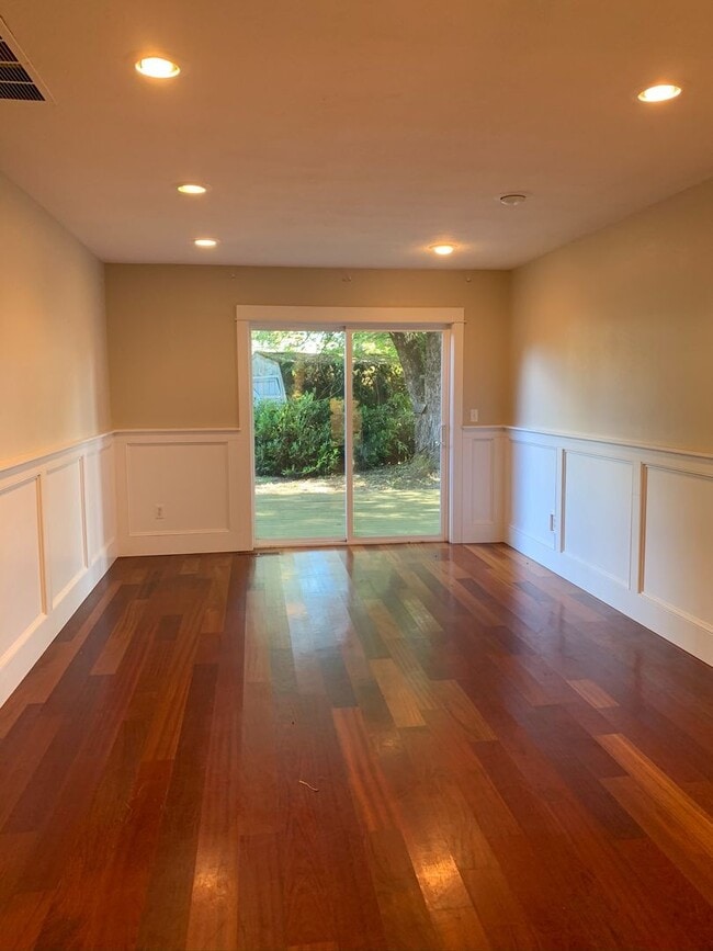 Building Photo - Large Four Bedroom House in Newberg