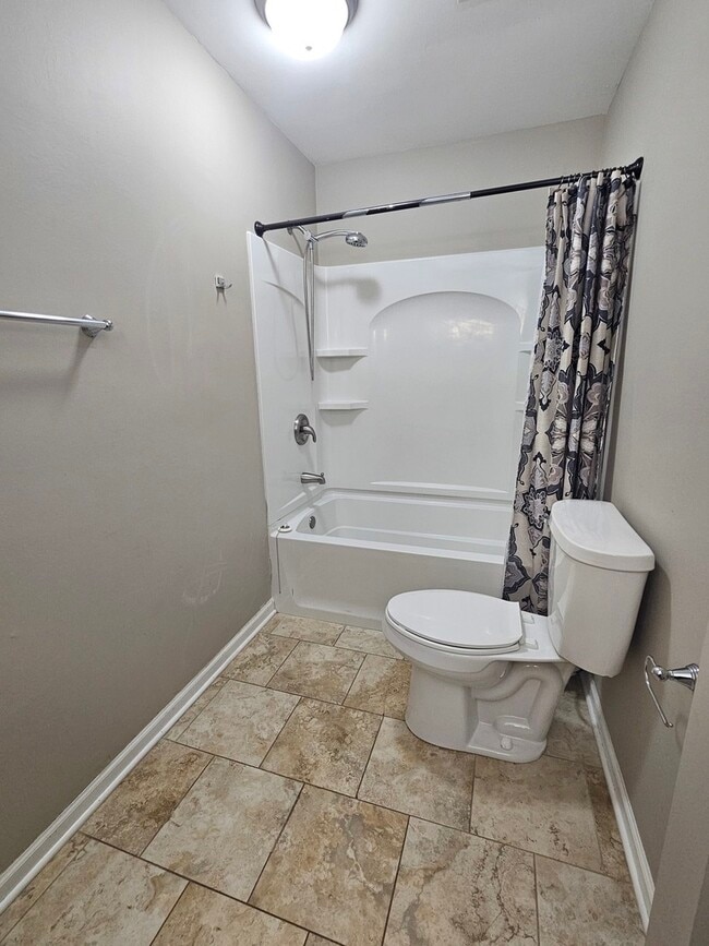 Building Photo - 600 Hawthorne Ln