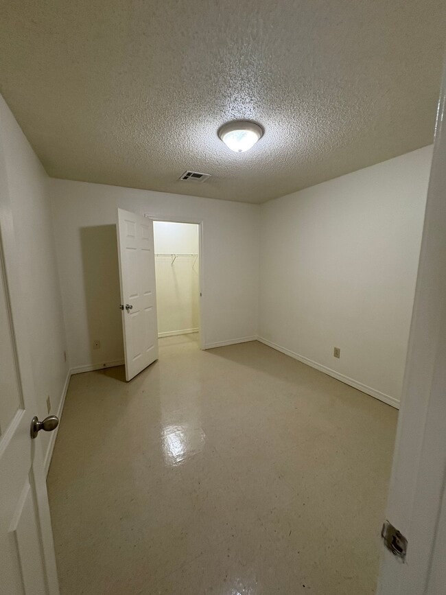 Building Photo - Waveland Duplex