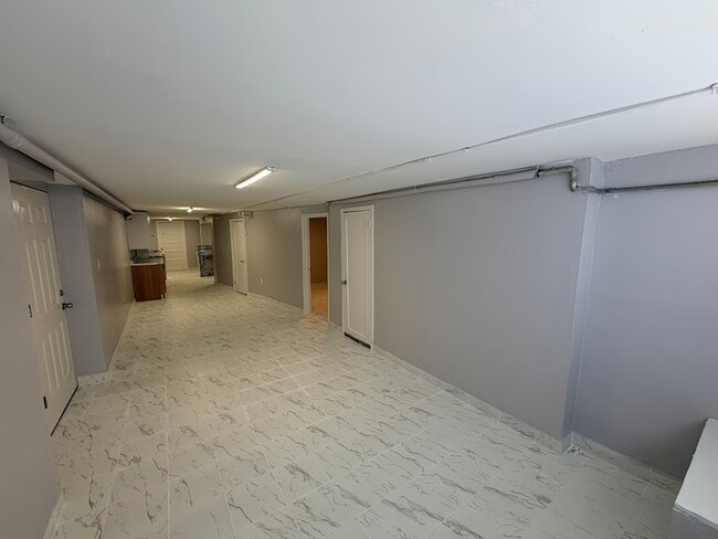 Building Photo - 3914 W Diversey Ave