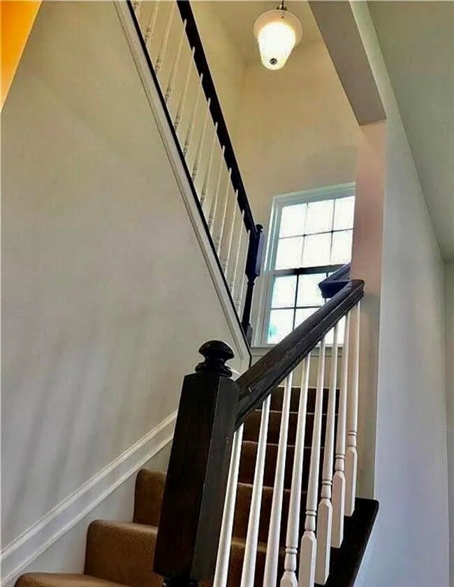 Building Photo - 251 Elmcrest Rise