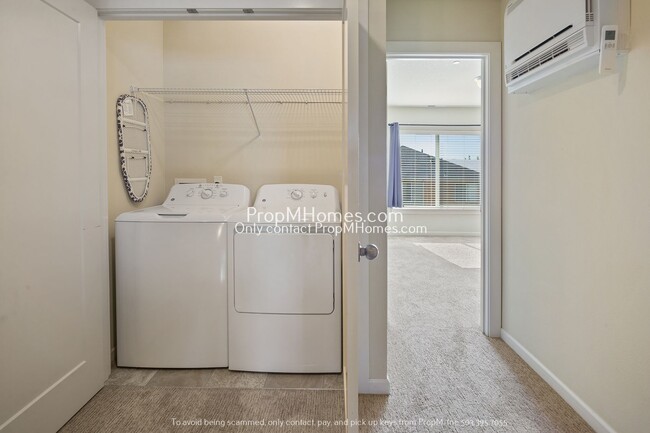 Building Photo - 441 NE Tork Pl