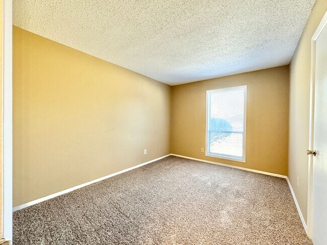 Building Photo - Holden Village Townhome Available - Newly Renovated