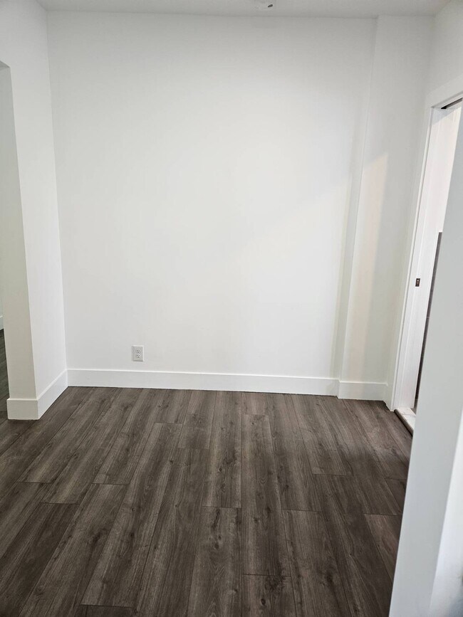 Building Photo - 312 E 26th St