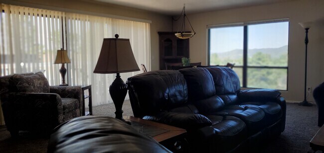 Building Photo - 2057 Heavenly Pl