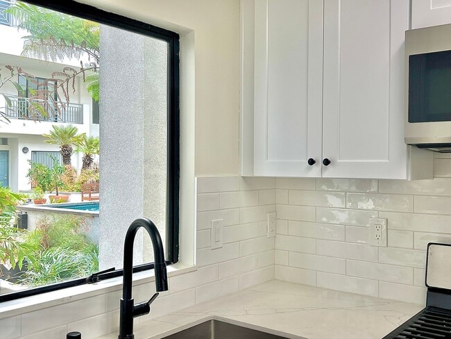 Building Photo - Updated 2-Bedroom 3 Bathroom Pasadena Town...