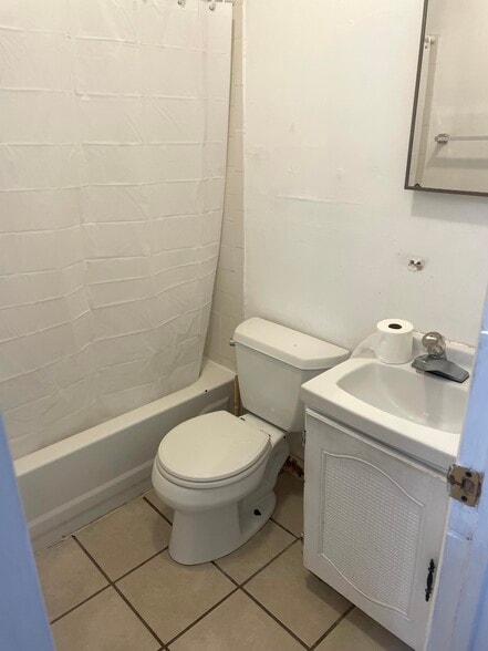 2150 N Carlisle Apt 2 - Bathroom - 2148 N Carlisle St