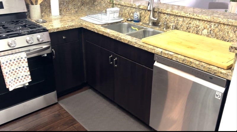 Kitchen. - 7712 Himalayas Ave