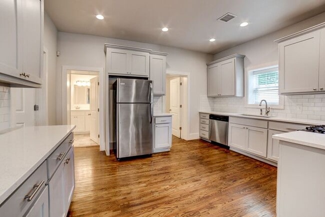 Building Photo - 3/2 Historical Home On Beautiful Main Stre...