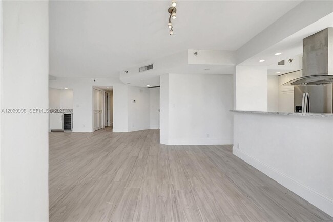 Building Photo - 1000 W Island Blvd